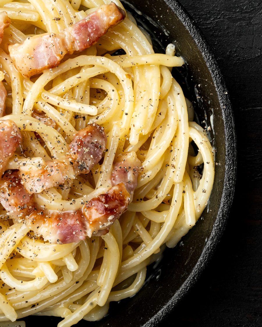 Carbonara, spaghetti nella padella di ghisa